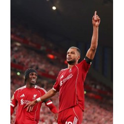 Liverpool står overfor en defensiv krise, til tross for at de bruker mest penger på signeringer.
